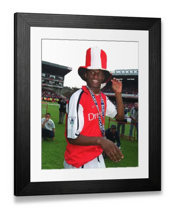 Framed Print : Arsenal vice-captain Patrick Viira celebrates after the match Framed Print : Arsenal vice-captain Patrick Viira celebrates after the match