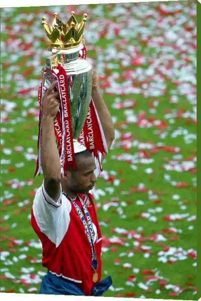 Thierry Henry (Arsenal) with the Premiership trophy. Arsenal 2: 1 Leicester City