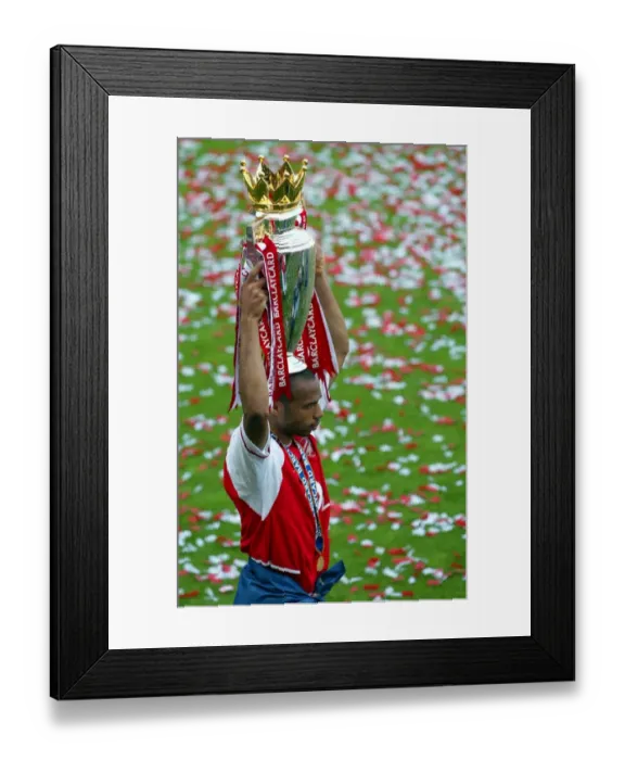 Framed Print : Thierry Henry (Arsenal) with the Premiership trophy. Arsenal 2: 1 Leicester City