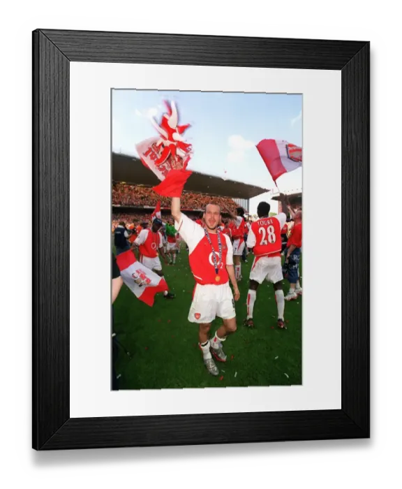 Framed Print : Arsenal vs Leicester City: FA Premiership Showdown - May 15, 2004, Highbury, London