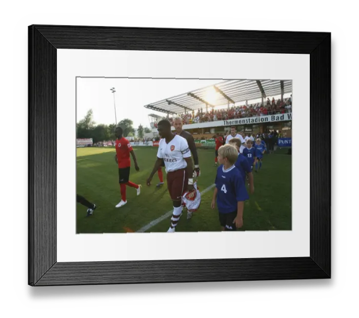 Framed Print : Kolo Toure (Arsenal) leads out the team Framed Print : Kolo Toure (Arsenal) leads out the team