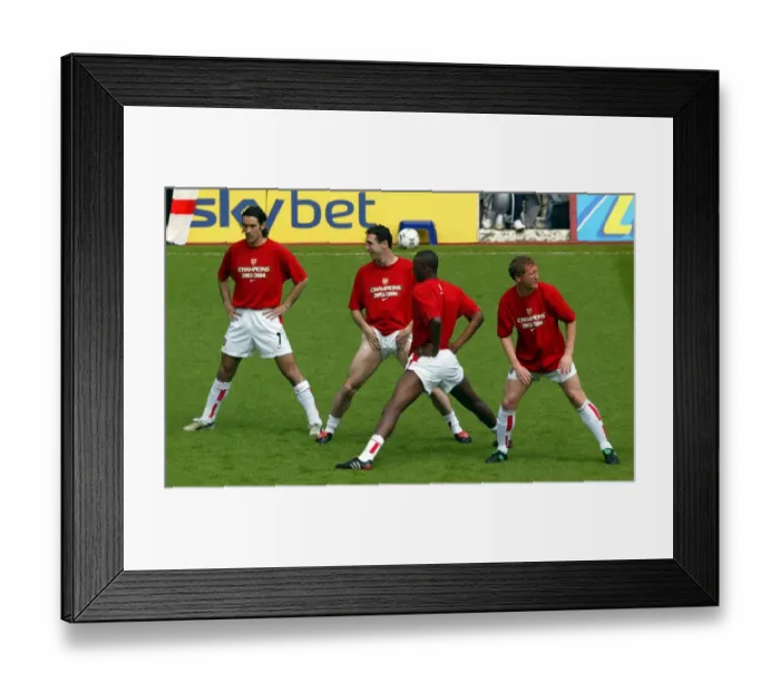 Framed Print : (L>R) Robert Pires, Martin Keown, Patrick Vieira and Ray Parlour (ARsenal) warm up before the match