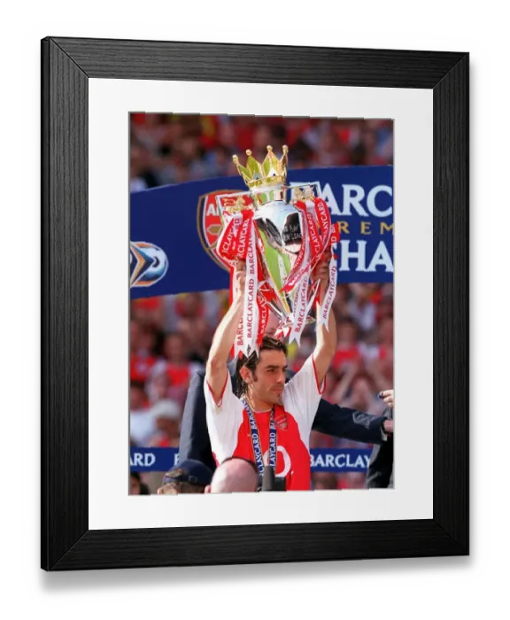 Framed Print : Arsenal vs Leicester City: FA Premiership Battle at Highbury, May 15, 2004