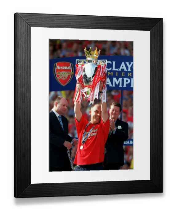 Framed Print : Arsenal vs Leicester City: FA Premiership Showdown at Highbury, May 15, 2004