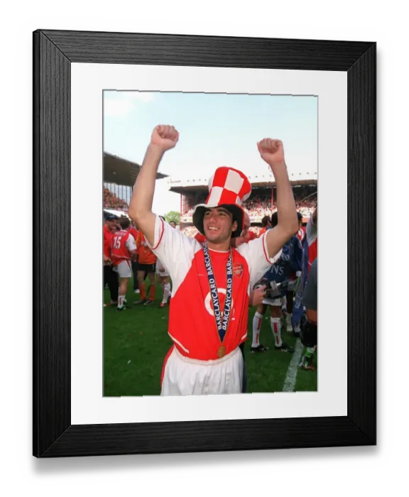 Framed Print : Arsenal vs Leicester City: FA Premiership Showdown, May 15, 2004, Highbury, London Framed Print : Arsenal vs Leicester City: FA Premiership Showdown, May 15, 2004, Highbury, London