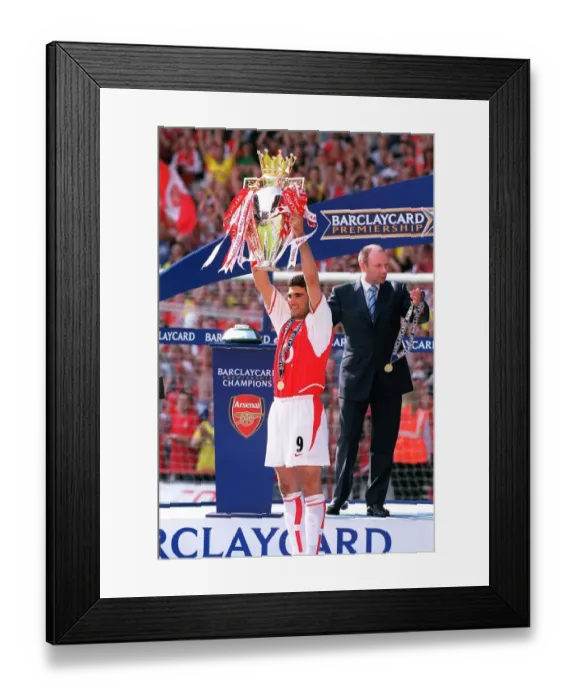 Framed Print : Arsenal vs Leicester City Showdown: FA Premiership Clash at Highbury Stadium, May 15, 2004