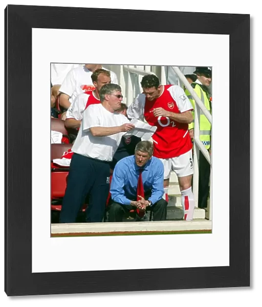 Pat Rice (Assistant manager) gives Martin Keown (Arsenal) some instructions