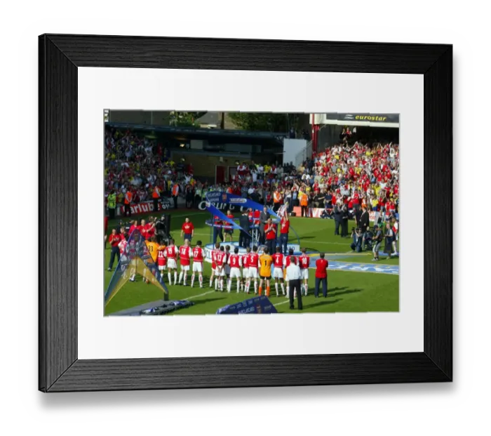 Framed Print : Pat Rice lifts the Premiership Trophy. Arsenal 2: 1 Leicester City