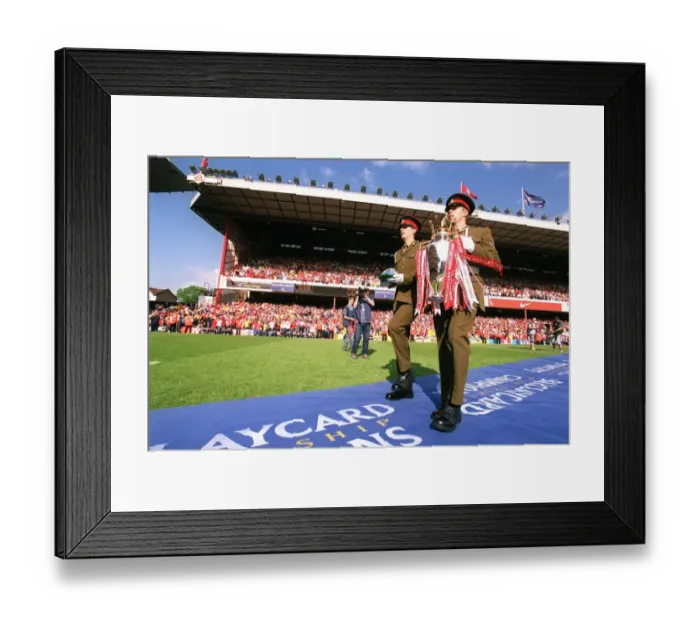 Framed Print : Arsenal vs Leicester City: FA Premiership Showdown, May 15, 2004, Highbury, London Framed Print : Arsenal vs Leicester City: FA Premiership Showdown, May 15, 2004, Highbury, London