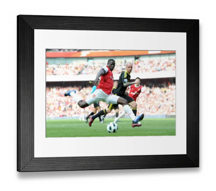 Framed Print : Emmanuel Eboue (Arsenal) Raul Meireles (Liverpool). Arsenal 1: 1 Liverpool Framed Print : Emmanuel Eboue (Arsenal) Raul Meireles (Liverpool). Arsenal 1: 1 Liverpool