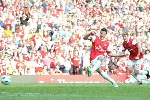 Robin van Persie scores Arsenals goal from the penalty spot. Arsenal 1: 1 Liverpool