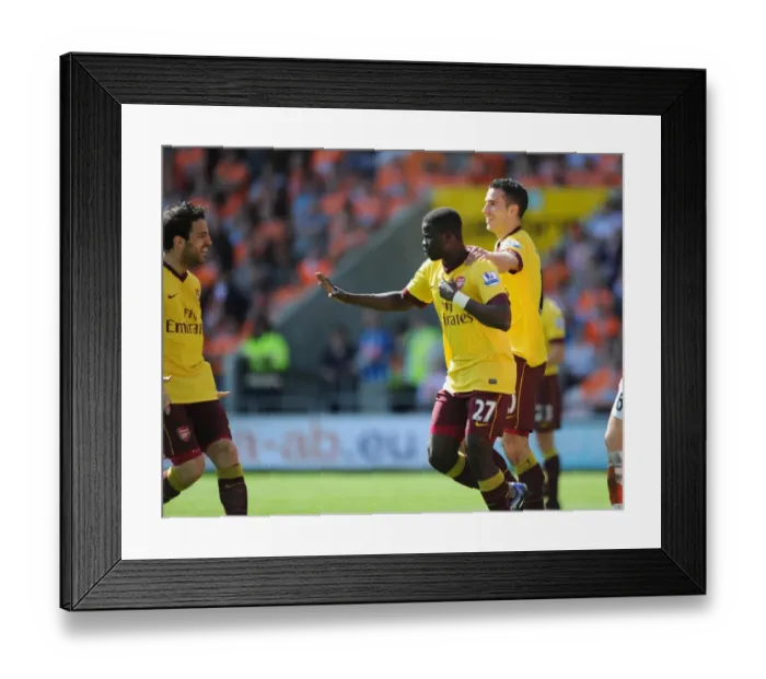 Framed Print : Emmanuel Eboue celebrates scoring the 2nd Arsenal goal with Robin van Persie