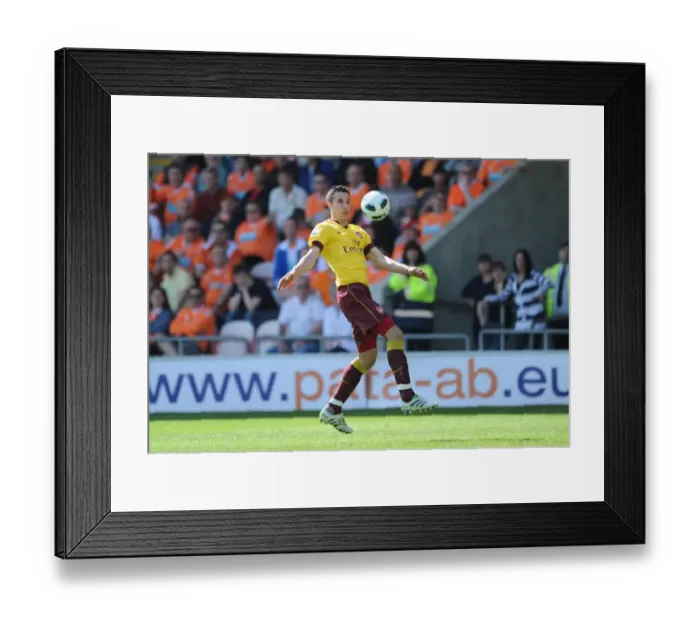 Framed Print : Robin van Persie's Brilliant Hat-Trick: Arsenal Crush Blackpool 3-1 in Premier League