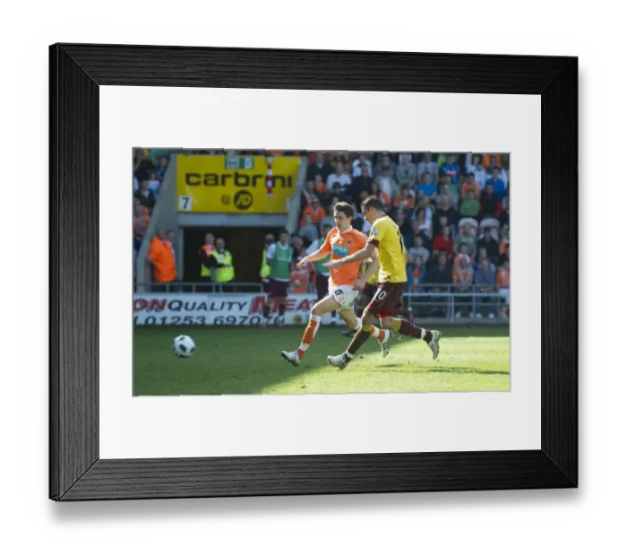 Framed Print : Robin van Persie shoots past Blackpool goalkeeper Richard Kindson to score the 3rd Arsenal goal