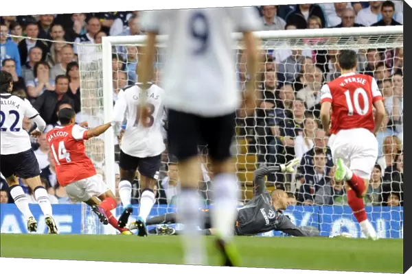 Theo Walcott scores Arsenals 12st goal past Heurelho Gomes (Tottenham)