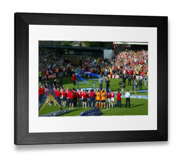 Framed Print : Arsene Wenger the Arsenal Manager lifts the Premiership Trophy