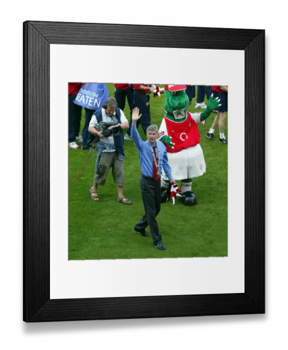 Framed Print : Arsene Wenger's Triumph: Arsenal's Thrilling 2-1 Victory Over Leicester City, FA Premiership, 2004 Framed Print : Arsene Wenger's Triumph: Arsenal's Thrilling 2-1 Victory Over Leicester City, FA Premiership, 2004