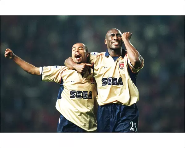 Sol Campbell and Ashley Cole celebrate the Arsenal Championship win