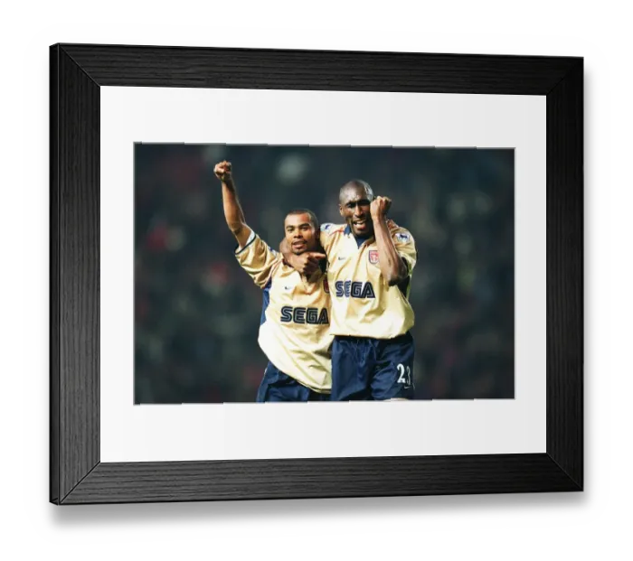 Framed Print : Sol Campbell and Ashley Cole celebrate th Arsenal Championship win