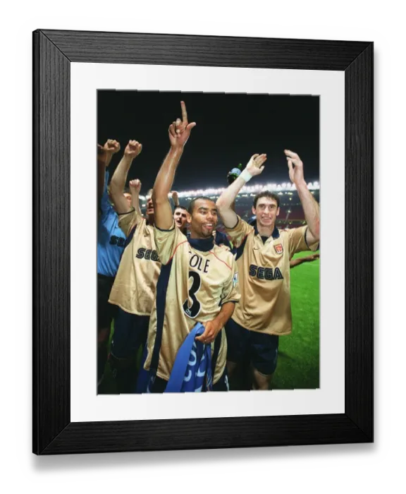 Framed Print : Ashley Cole and Martin Keown celebrate the Arsenal Championship victory after the match
