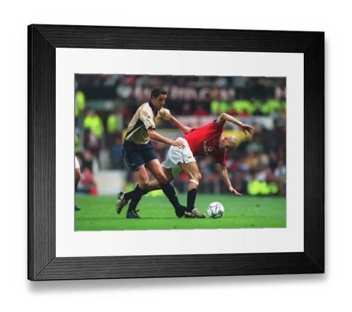 Framed Print : Edu (Arsenal) Juan Sebastian Veron (Manchester United)