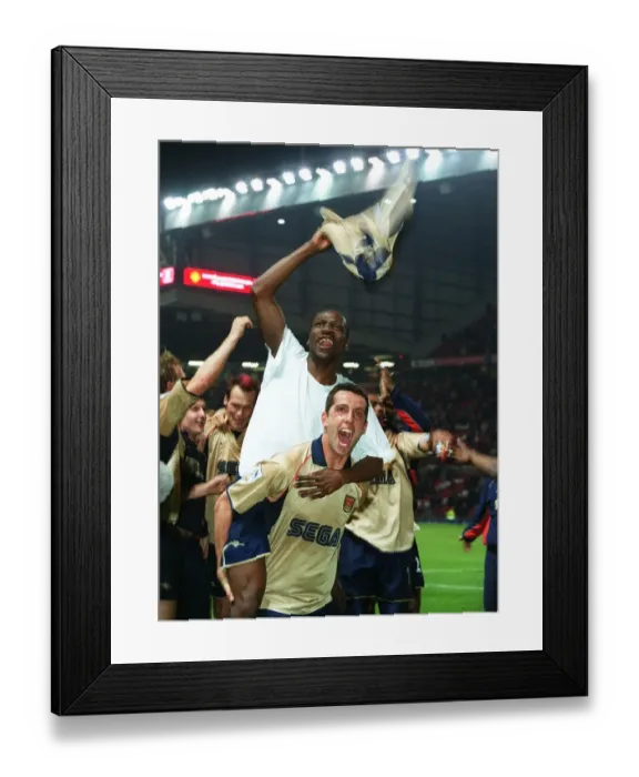 Framed Print : Lauren and Edu celebrate the Arsenal Championship victory after the match Framed Print : Lauren and Edu celebrate the Arsenal Championship victory after the match