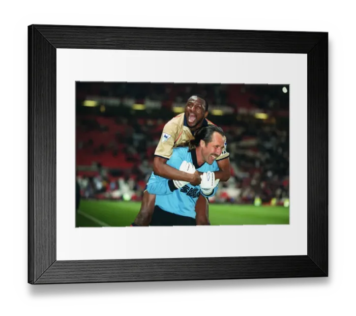 Framed Print : Patrick Vieira and David Seaman celebrate the Arsenal Championship victory after the match