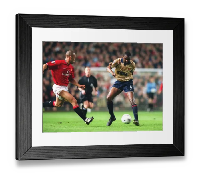 Framed Print : Patrick Vieira (Arsenal) Mikael Silvestre (Manchester United)