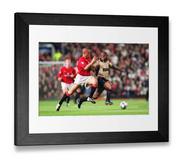 Framed Print : Sylvain Wiltord (Arsenal) Mikael Silvestre (Manchester United)