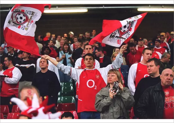 Arsenal fan with flags before the match. Arsenal 1: 0 Southampton. The F