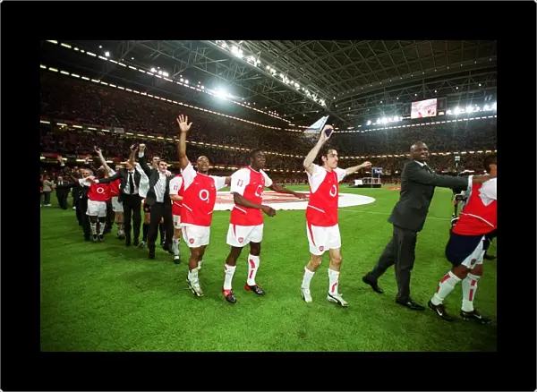 Arsenal players celebrate after the match. Arsenal 1: 0 Southampton. The F