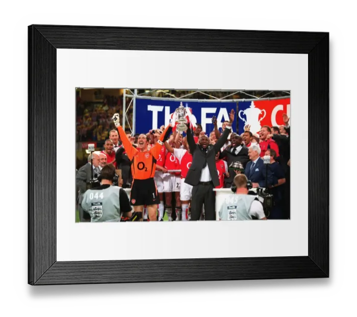 Framed Print : Arsenal captain Patrick Vieira and vice-captain David Seaman lift the FA Cup