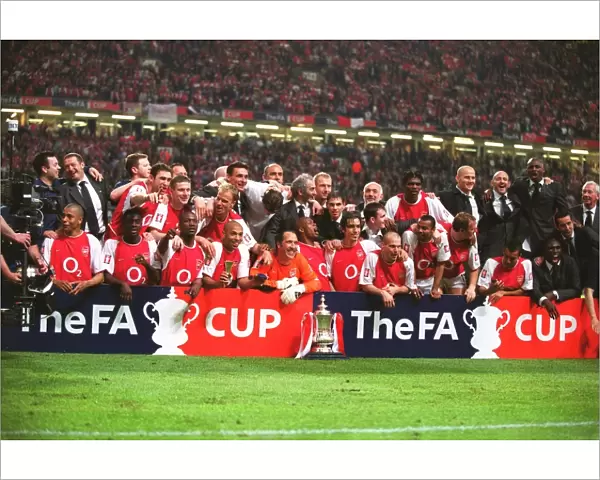 The Arsenal team celebrate after the match. Arsenal 1: 0 Southampton. The F