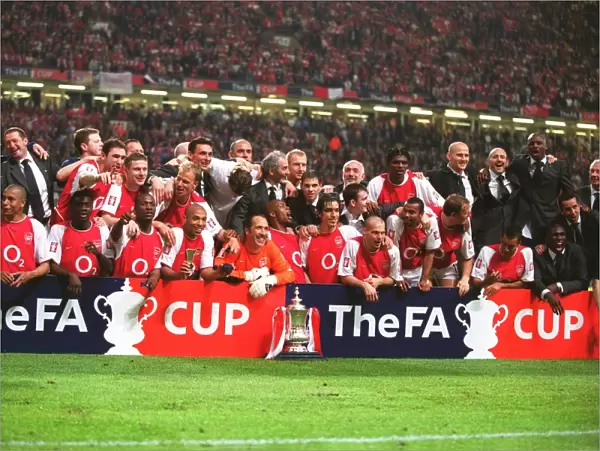 The Arsenal team celebrate after the match. Arsenal 1: 0 Southampton. The F