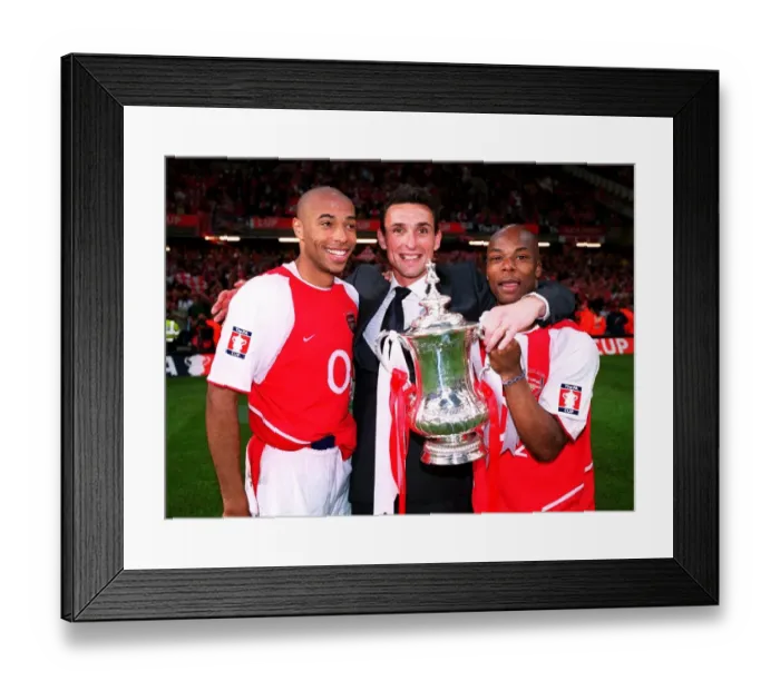 Framed Print : Thierry Henry, Guillaume Warmuz and Sylvain Wiltord (Arsenal) with the FA Cup Trophy