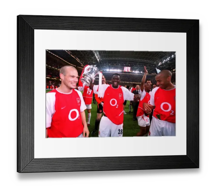 Framed Print : Freddie Ljungberg, Kolo Toure and Thierry Henry (Arsenal) with the FA Cup Trophy