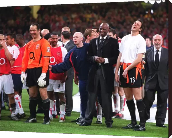 The David Seaman and Patrick Vieira and the rest of Arsenal players wait to receives the trophy