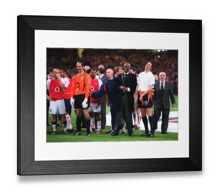 Framed Print : The David Seaman and Patrick Vieira and the rest of Arsenal players wait to receives the trophy