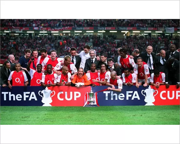 The Arsenal team with the FA Cup Trophy. Arsenal 1: 0 Southampton. The F