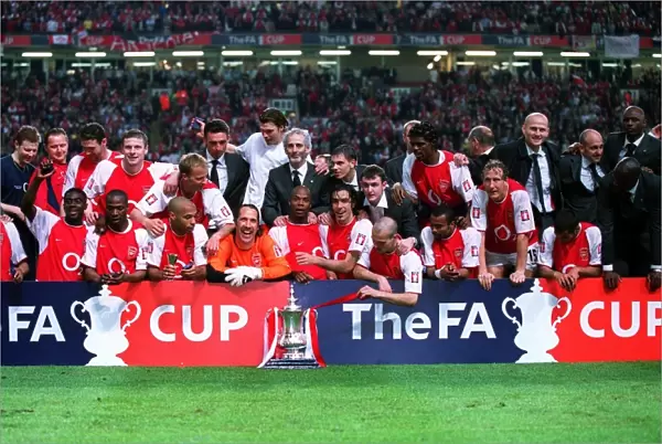 The Arsenal team with the FA Cup Trophy. Arsenal 1: 0 Southampton. The F
