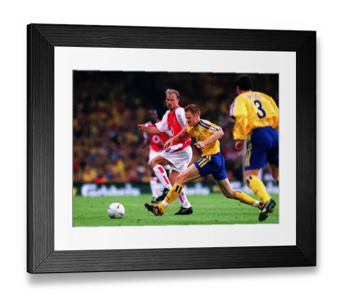 Framed Print : Dennis Bergkamp (Arsenal) Michael Svensson (Southampton) Framed Print : Dennis Bergkamp (Arsenal) Michael Svensson (Southampton)