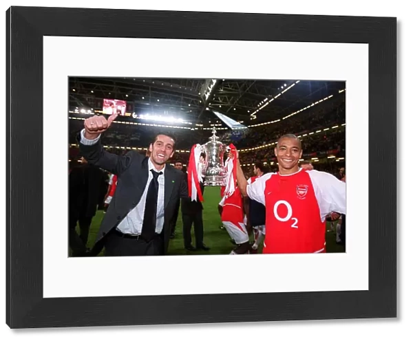 Edu and Gilberto with the FA Cup Trophy. Arsenal 1: 0 Southampton. The F