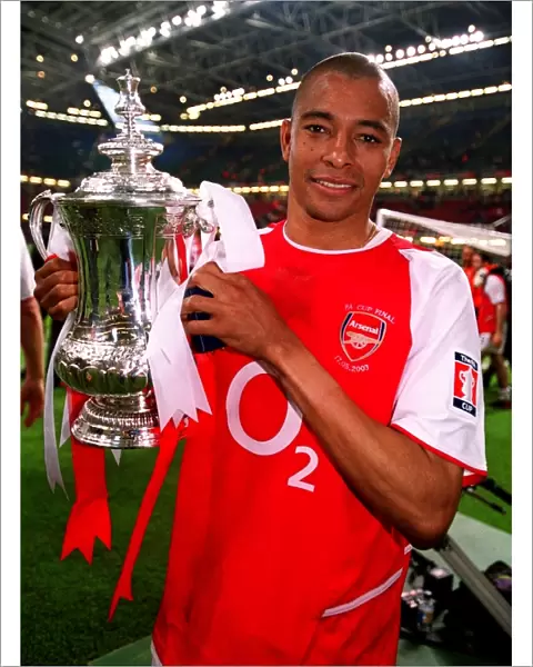 Gilberto (Arsenal) with the FA Cup Trophy. Arsenal 1: 0 Southampton. The F