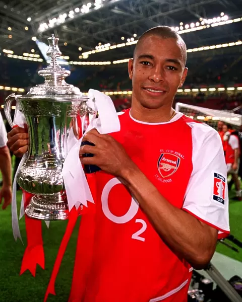 Gilberto (Arsenal) with the FA Cup Trophy. Arsenal 1: 0 Southampton. The F