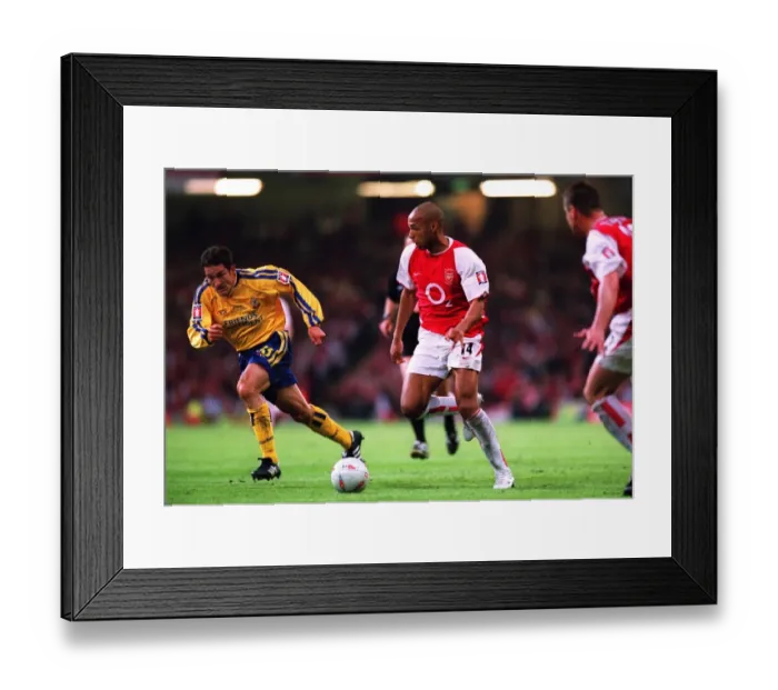 Framed Print : Thierry Henry (Arsenal) Paul Telfer (Southampton). Arsenal 1: 0 Southampton