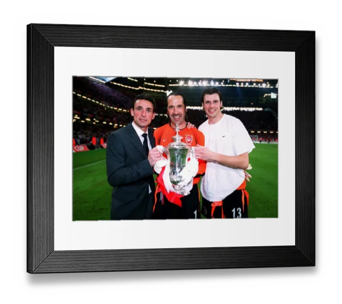 Framed Print : David Seaman, Guillaume Warmuz and Stuart Taylor (Arsenal) with the FA Cup Trophy