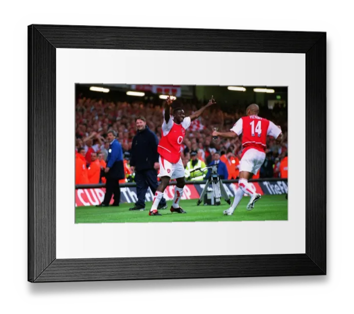 Framed Print : Kolo Toure celebrates with Thierry Henry (Arsenal) after the match