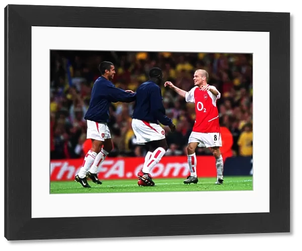 Freddie Ljungberg celebrates the Arsenal victory with Giovanni van Bronckhorst