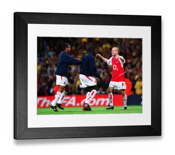 Framed Print : Freddie Ljungberg celebrates the Arsenal victory with Giovanni van Bronckhorst