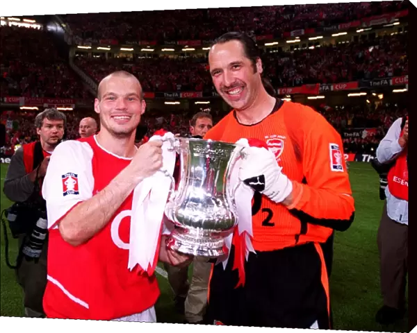 David Seaman anf Freddie Ljungberg (Arsenal) with the FA Cup Trophy